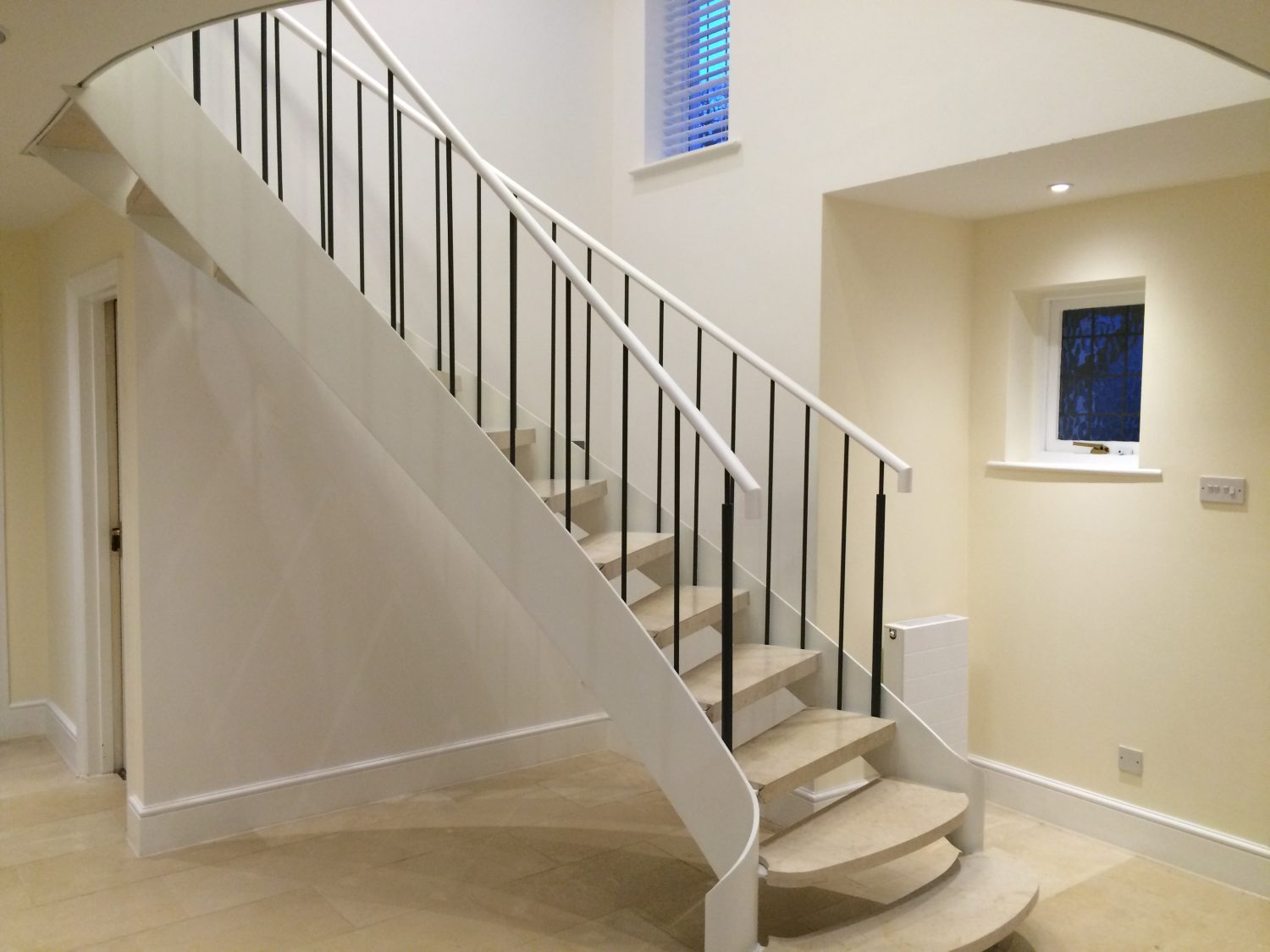 Handrail Curves on Both Sides of Staircase